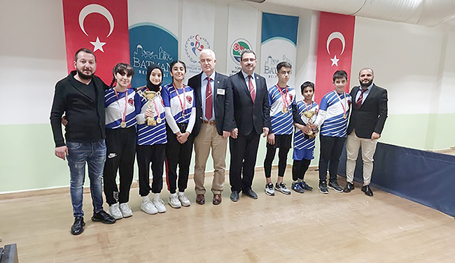 FATİH MASADA SİLİP SÜPÜRDÜ