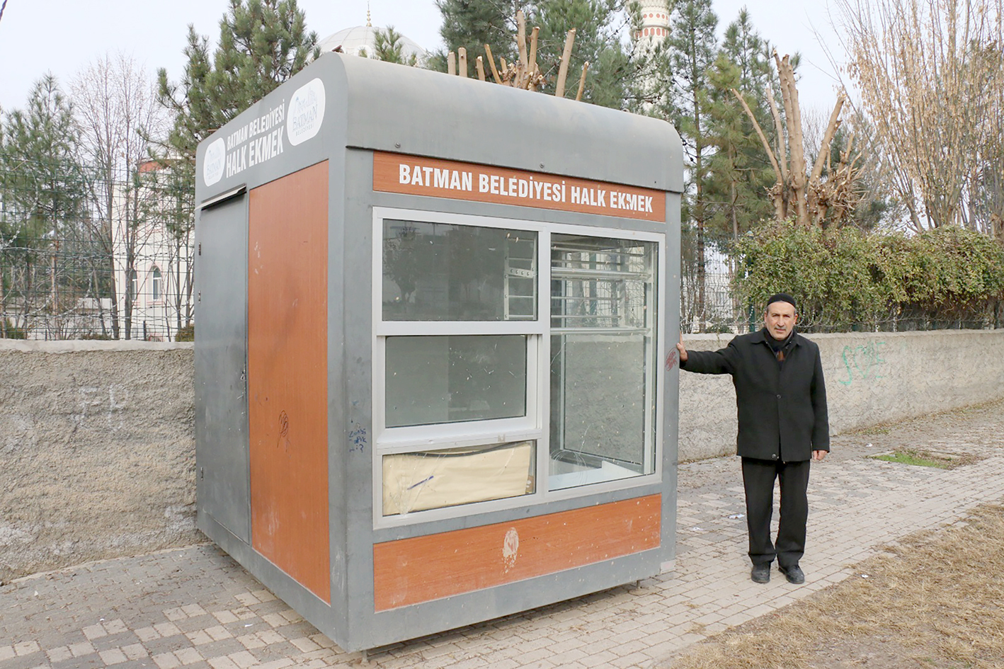 “ÜCRETSİZ EKMEKLER 27 EKMEK DAĞITIM BÜFESİ İLE VATANDAŞA ULAŞIYOR”