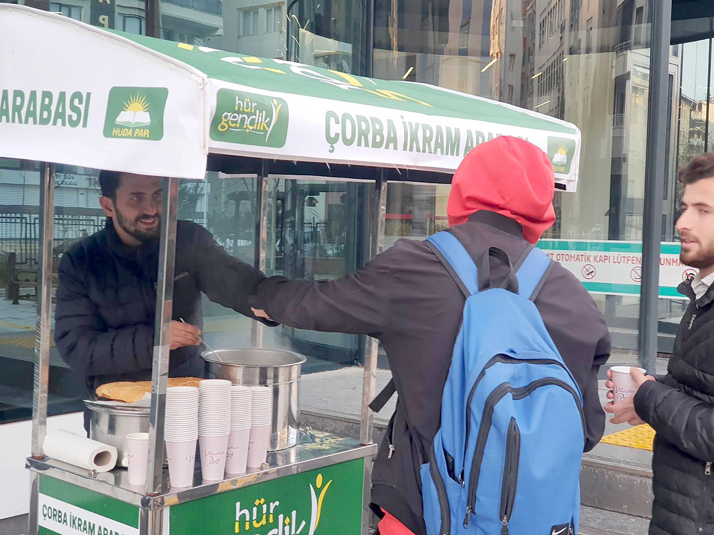 HÜR GENÇLİK’TEN ÖĞRENCİLERE SICAK ÇORBA İKRAMI