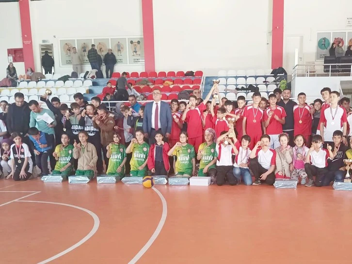 VOLEYBOL TURNUVASINDA KUPALAR SAHİBİNİ BULDU