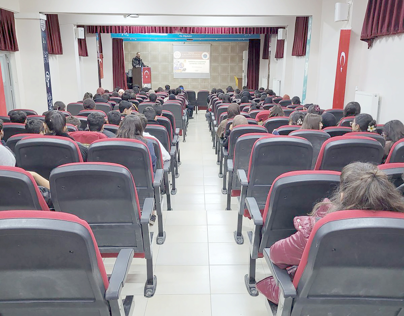 AKADEMİSYENLER ÖĞRENCİLERLE BULUŞTU