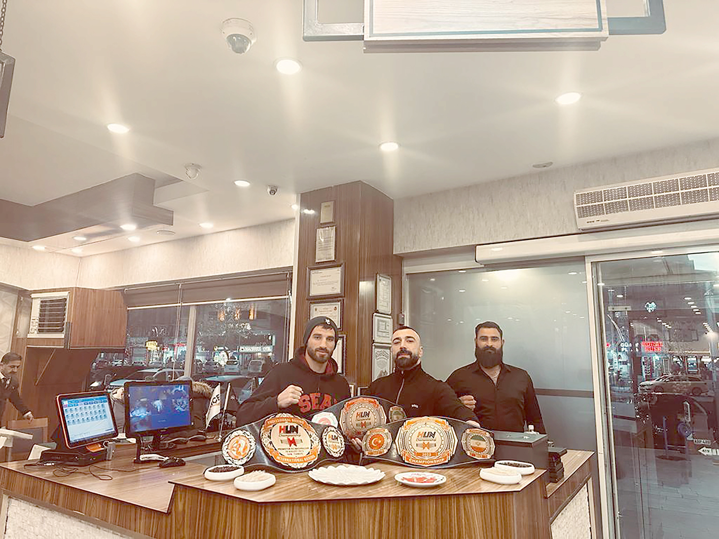 ÇÖMÇE, ŞAMPİYONU AĞIRLADI