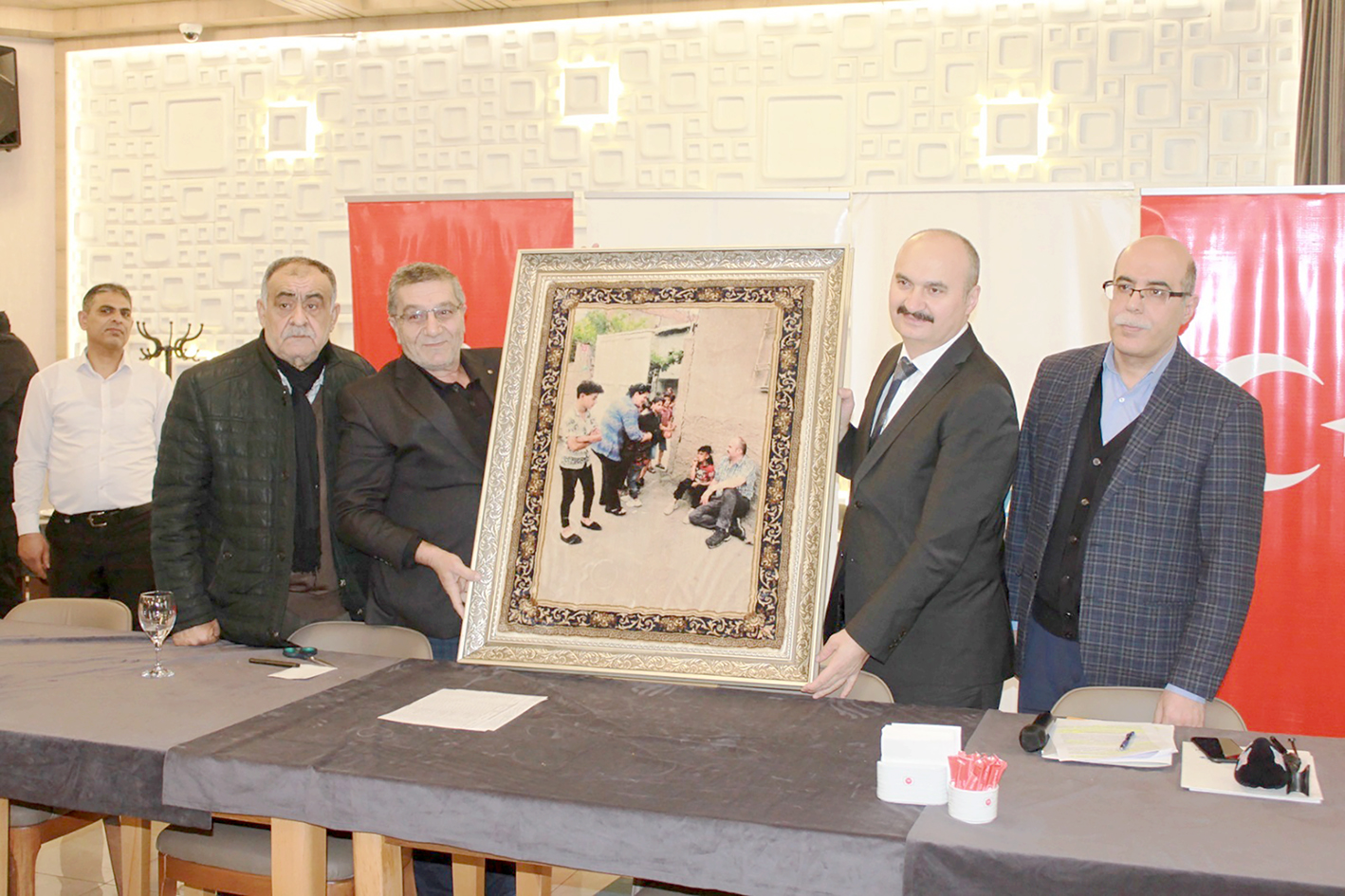 GAZETECİ ATAY’DAN VALİ CANALP’A ANLAMLI HEDİYE