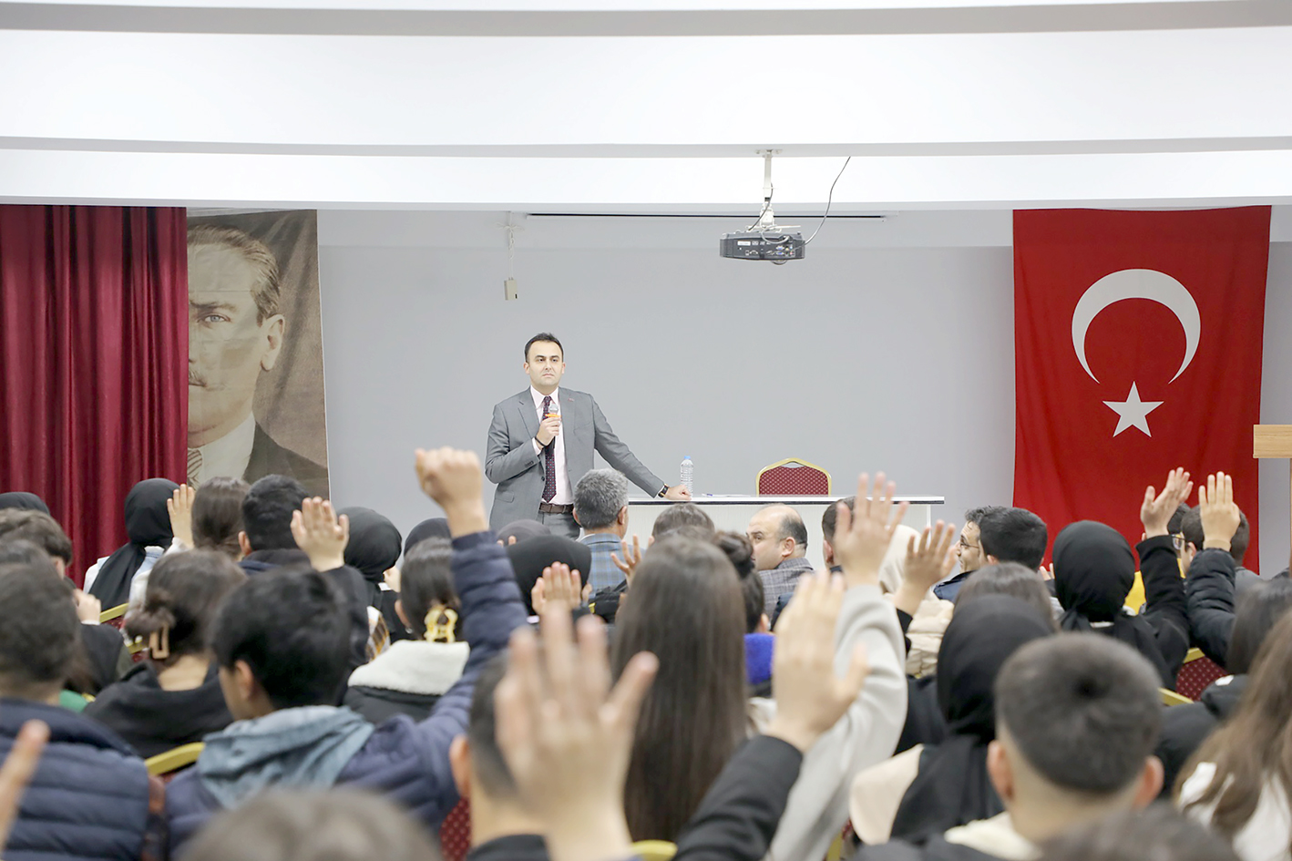 KAYMAKAM, ÖĞRENCİLERLE BULUŞTU