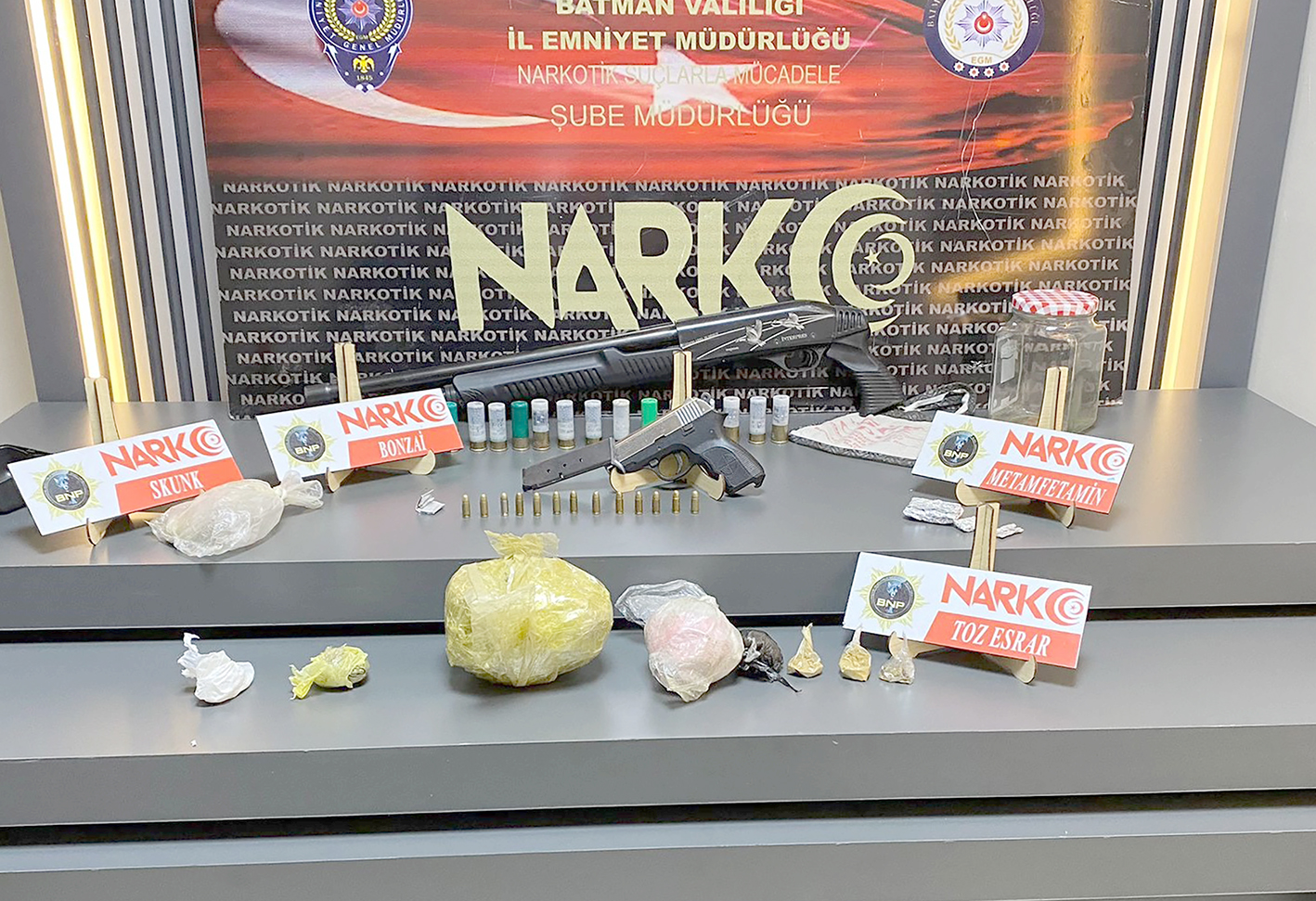 DEDEKTÖR KÖPEKLER ÇOK SAYIDA UYUŞTURUCU ELE GEÇİRDİ