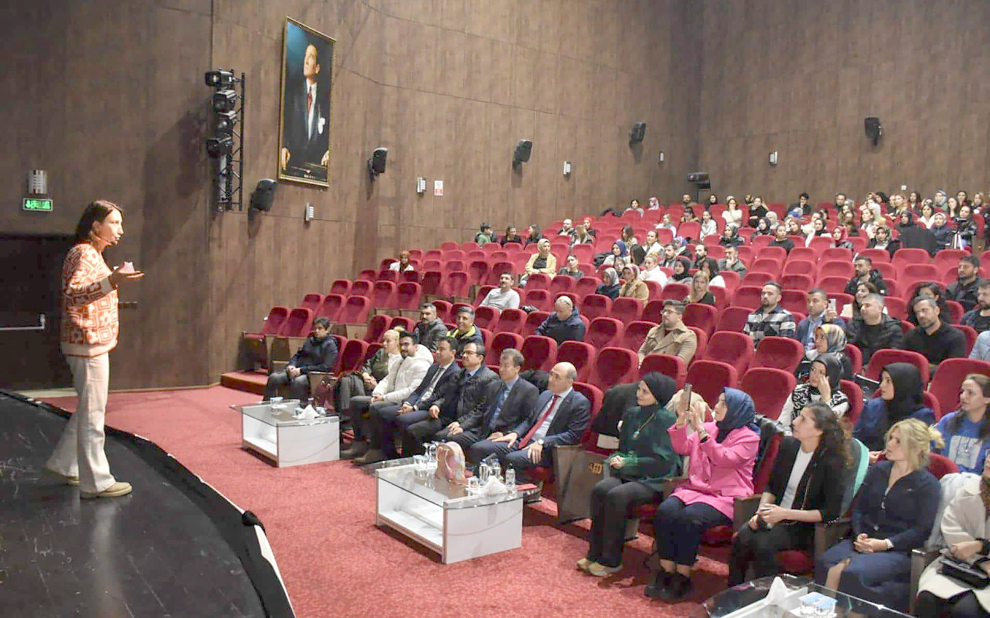 ÖĞRETMENLERE ‘DRAMA’ KONFERANSI