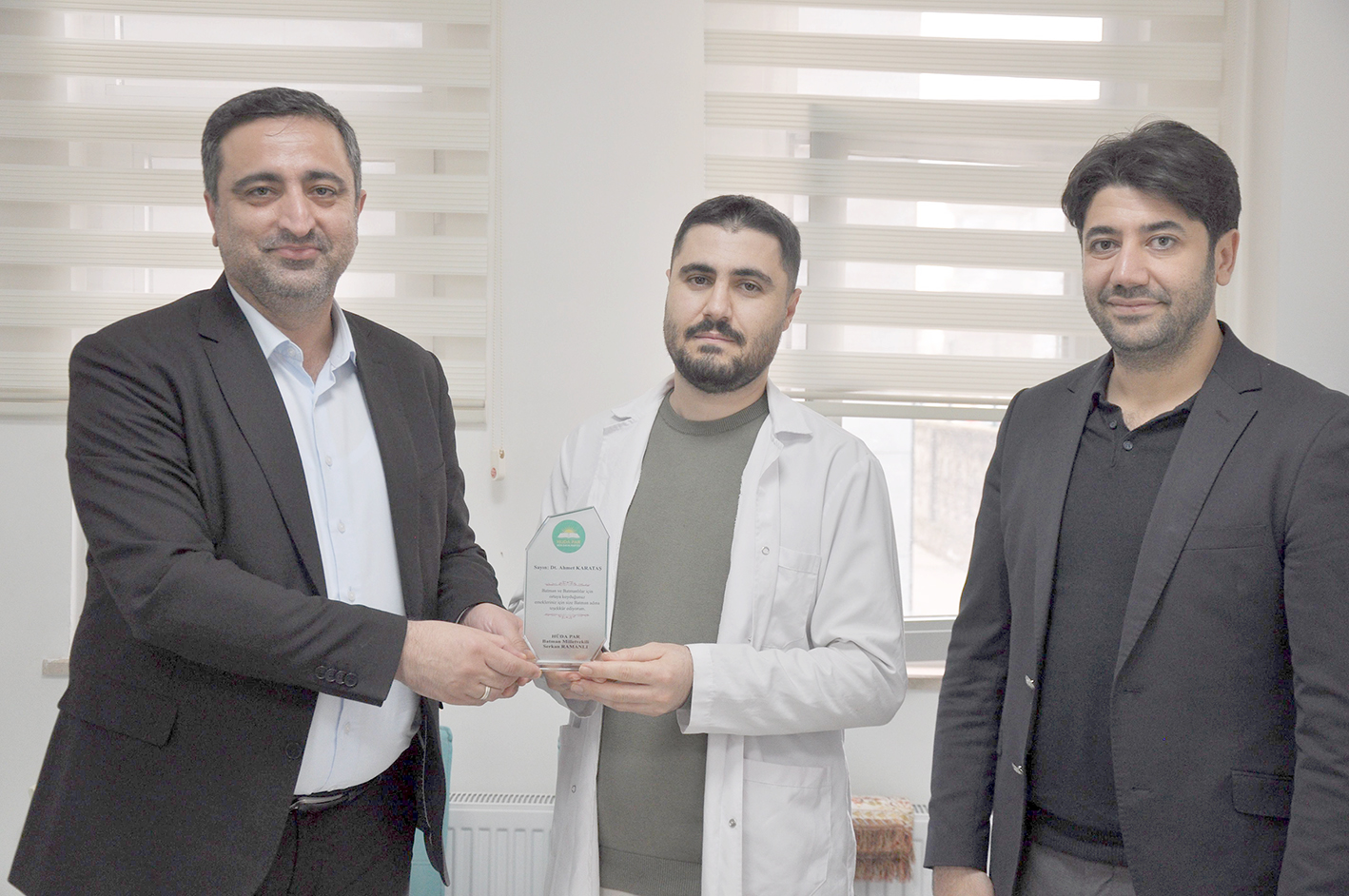 RAMANLI’DAN DİŞ HEKİMİ KARATAŞ’A ‘TEŞEKKÜR PLAKETİ’