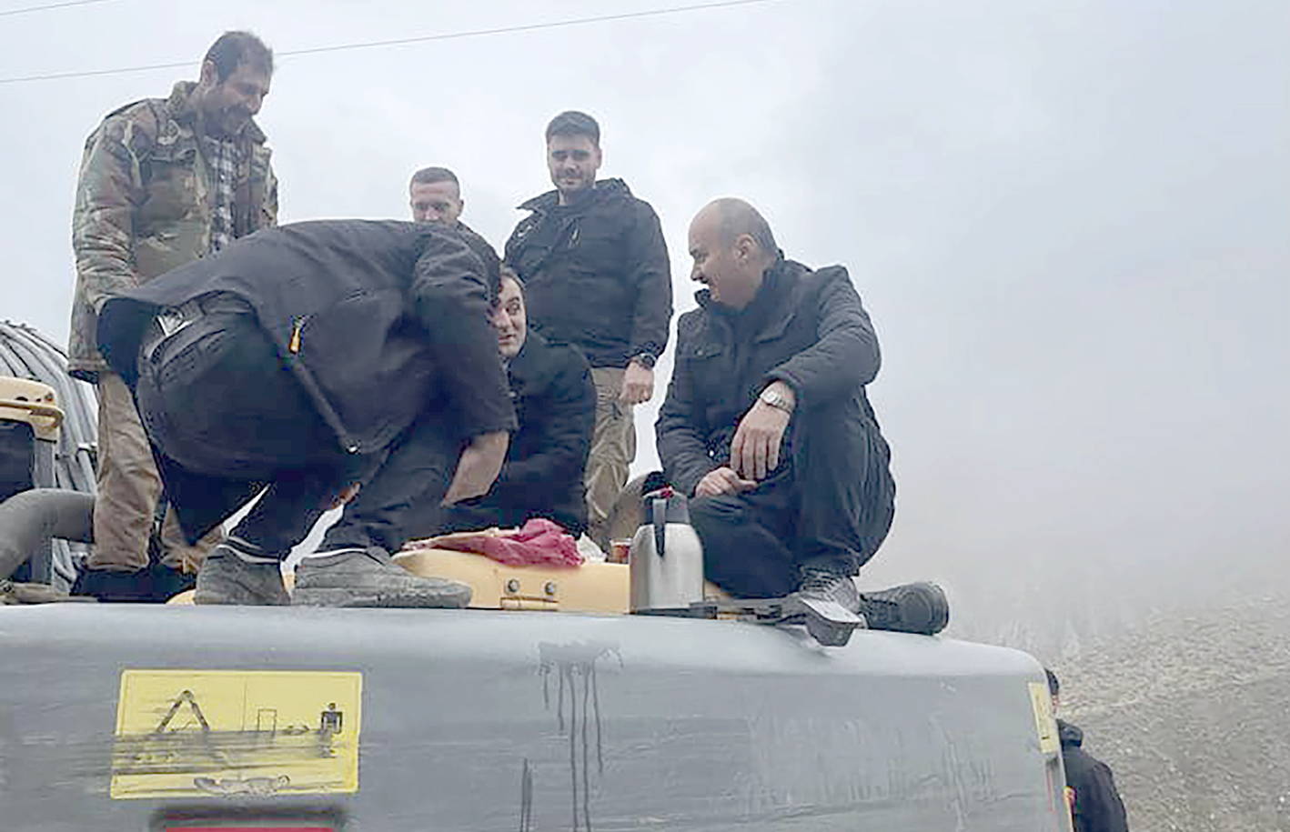 VALİ CANALP, KÖYLERİ GEZDİ, İŞ MAKİNESİ ÜZERİNDE ÇAY İÇTİ