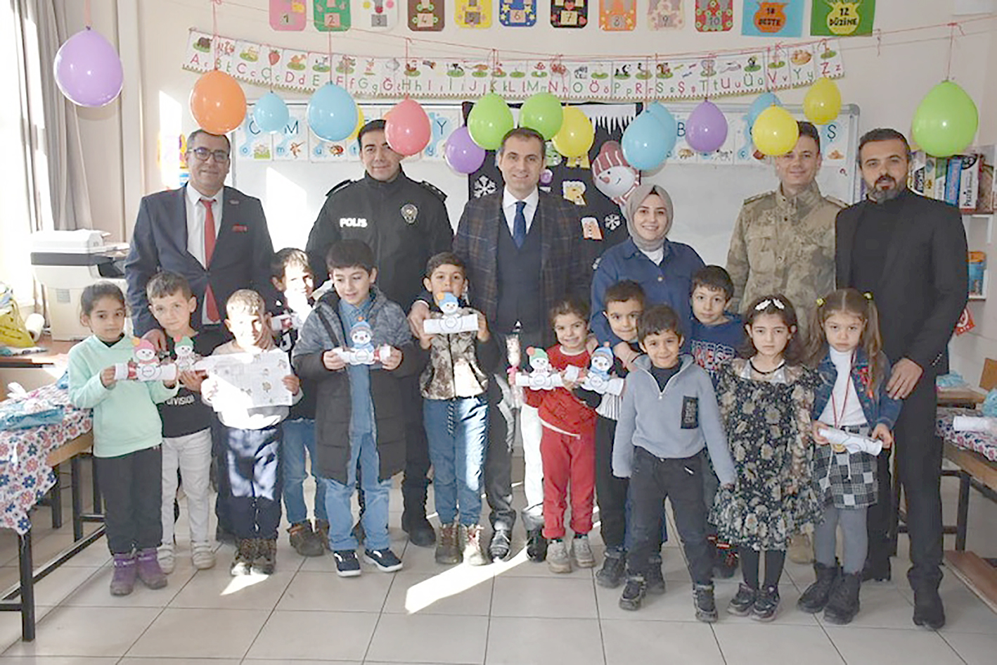 KAYMAKAM, ÖĞRENCİLERİN SEVİNCİNE ORTAK OLDU