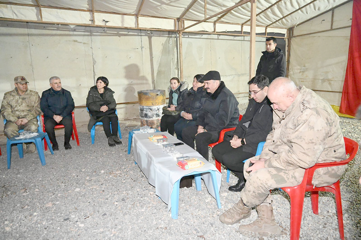 YENİ YILIN İLK ZİYARETİ MEHMETÇİK’LERE