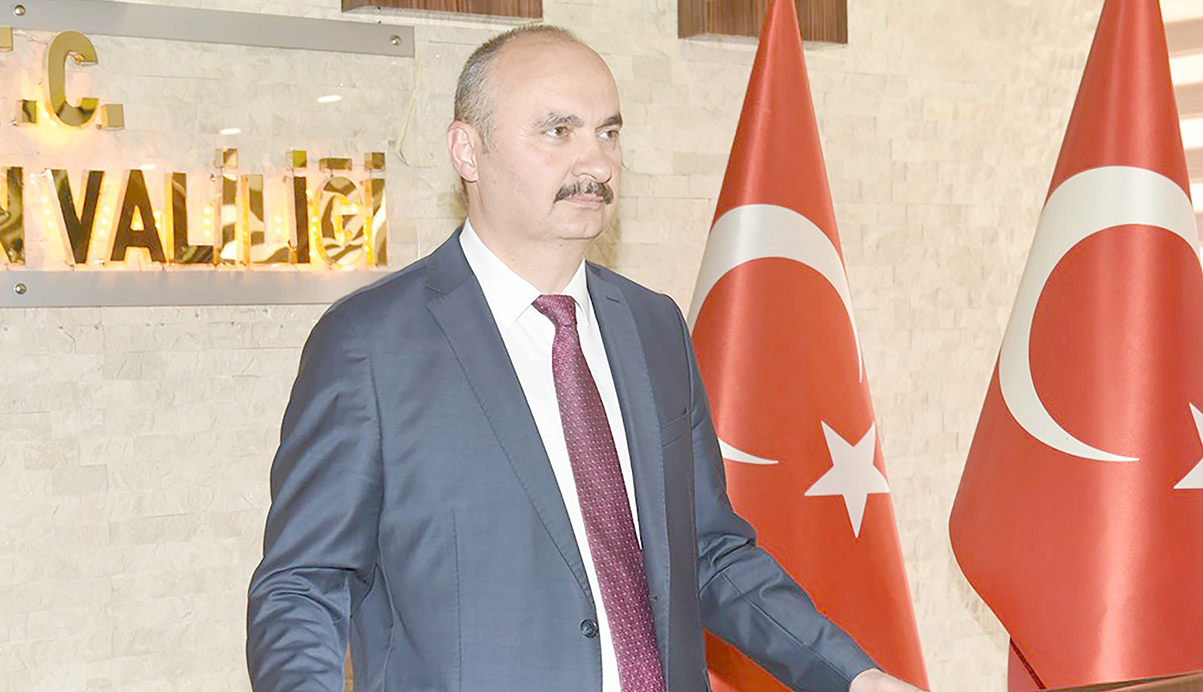 VALİ CANALP, İDARECİLERİ KUTLADI