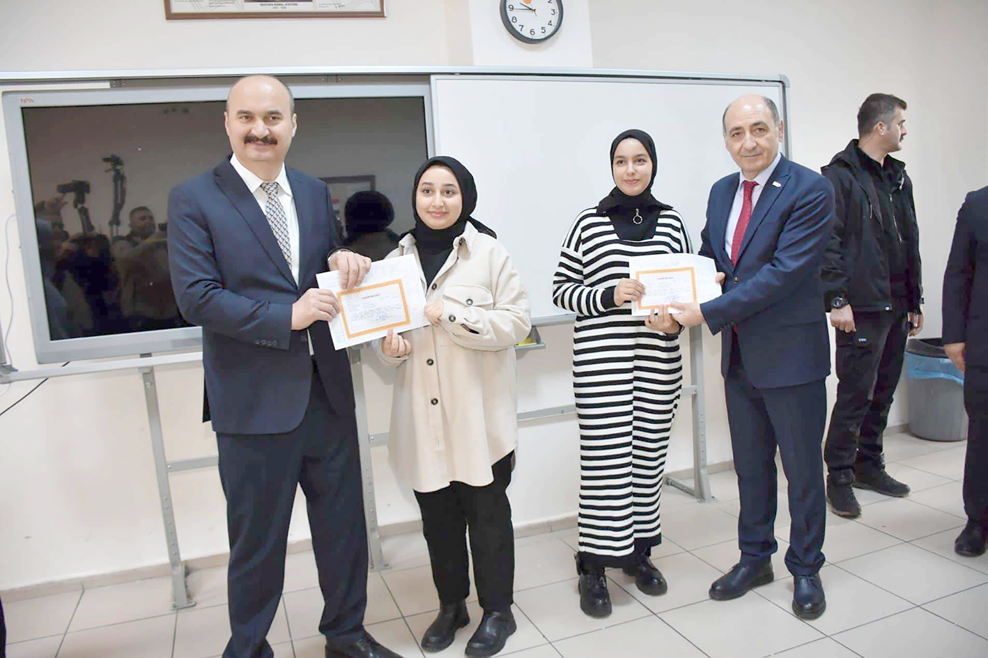 173 BİN ÖĞRENCİ KARNE ALDI