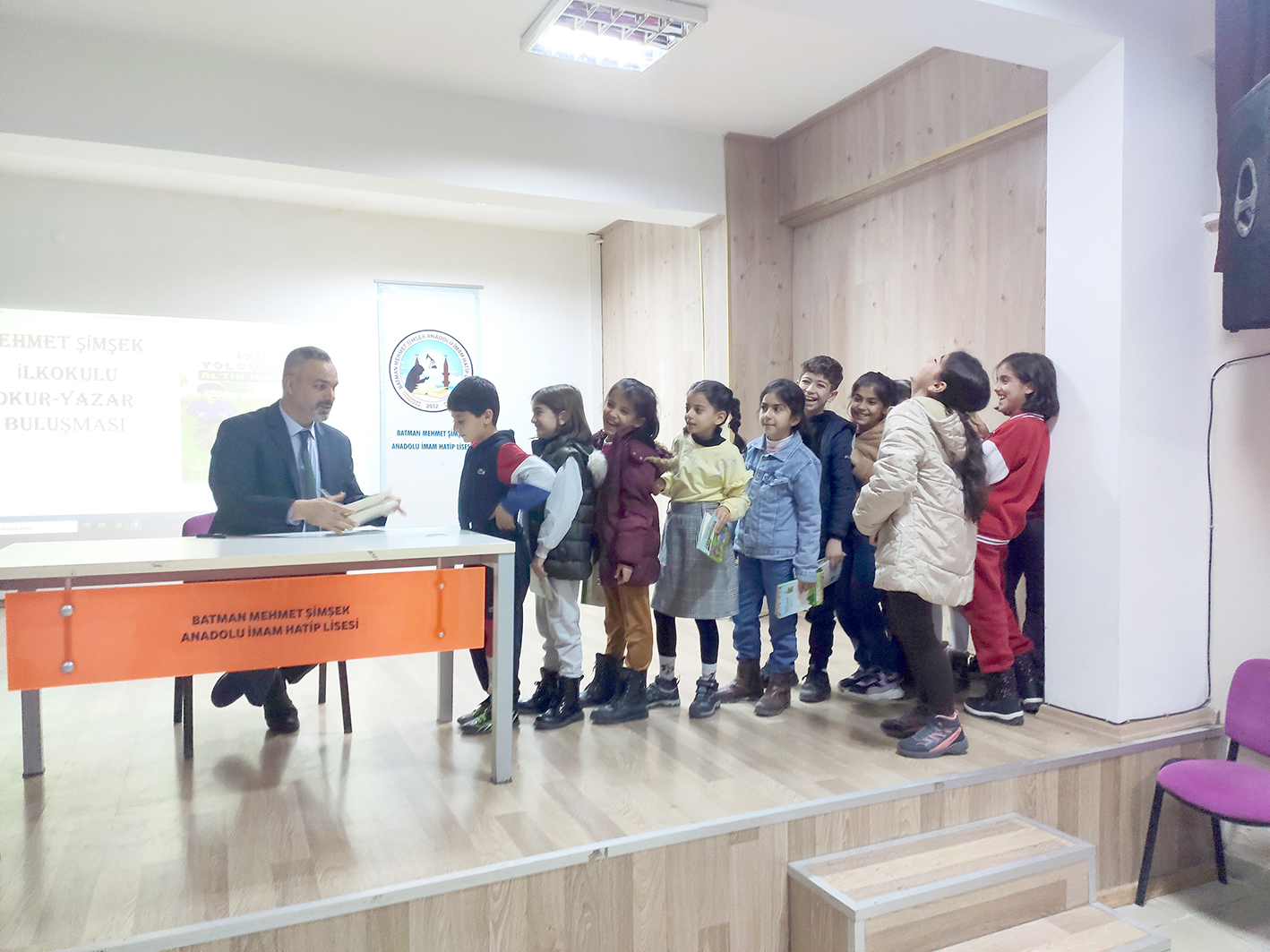 YAZAR ÖZMEN, İYİLİK YOLCULARINA ALTIN HİKAYELERİ ANLATTI