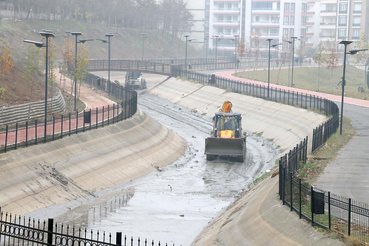 YÜRÜYÜŞ YOLU KİRLİLİKTEN ARINDIRILIYOR