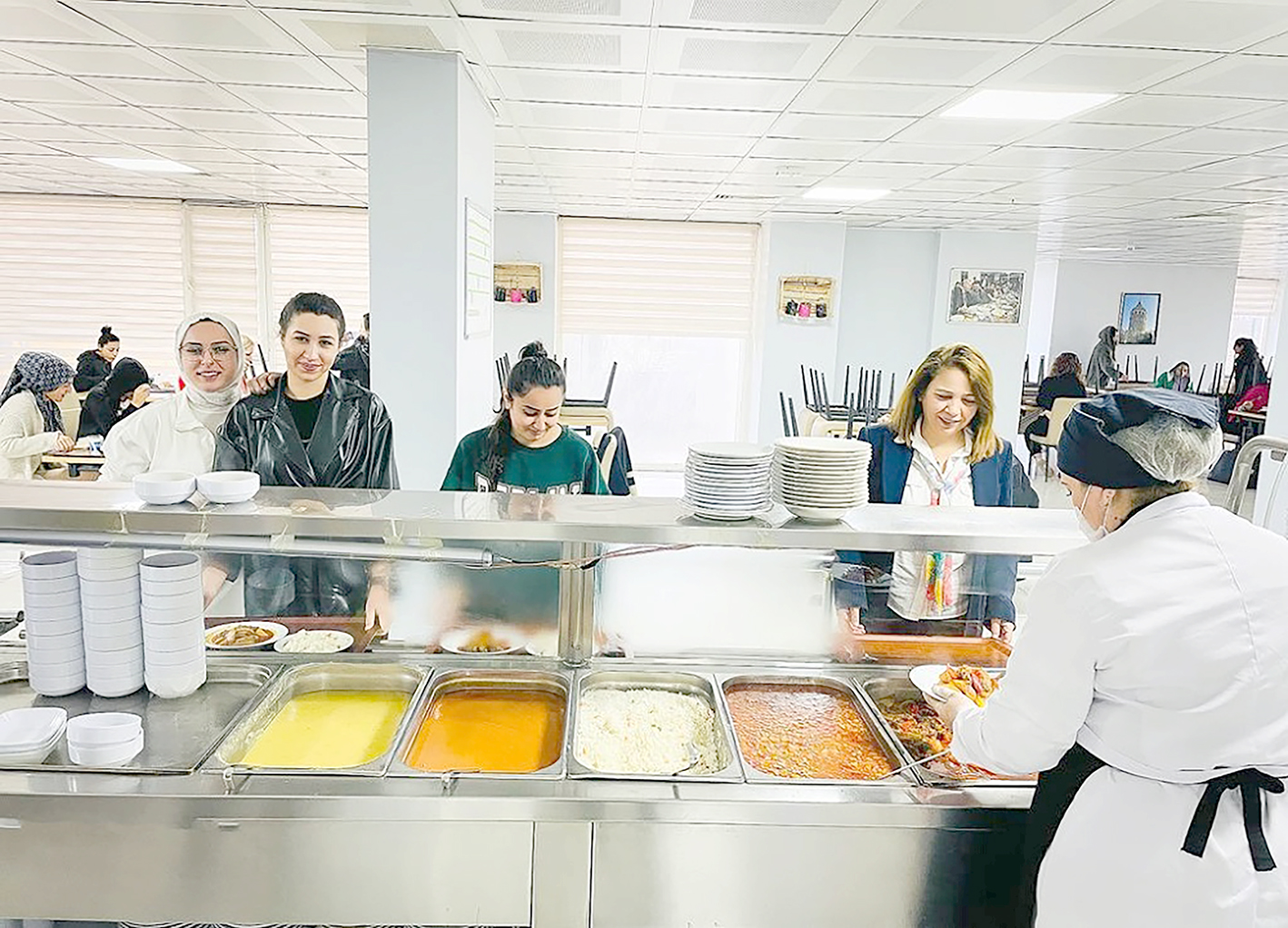 YURT MÜDİRESİ HELVACI, ÖĞRENCİLERİ YALNIZ BIRAKMIYOR