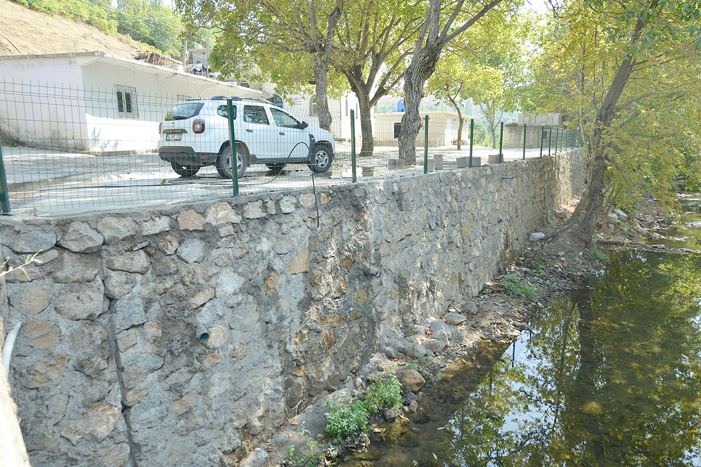 GEÇİTALTI KÖYÜNE TAŞ DUVAR VE KORKULUK