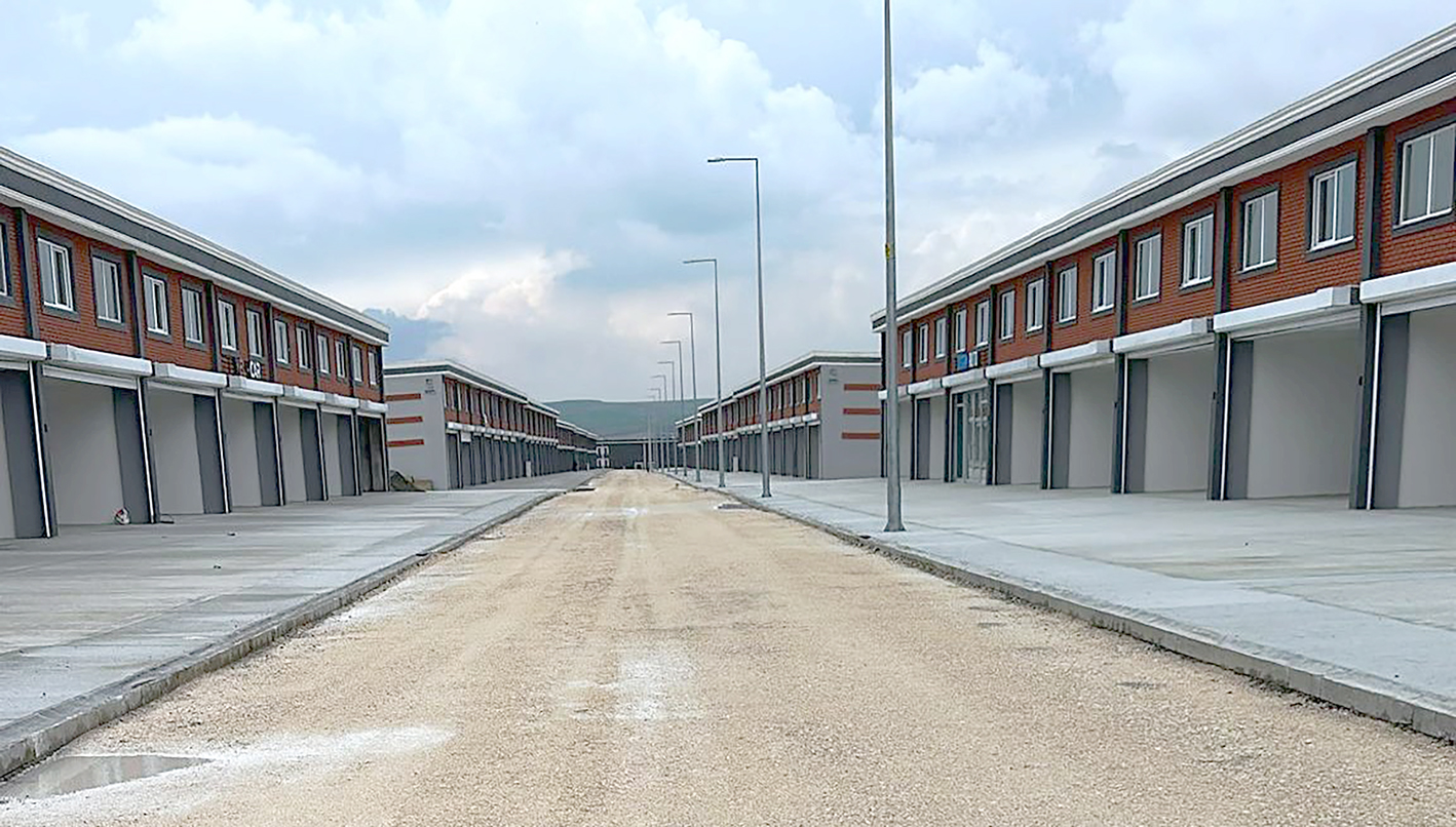 ASFALTLANMAYAN YOL ESNAFI ENGELLİYOR