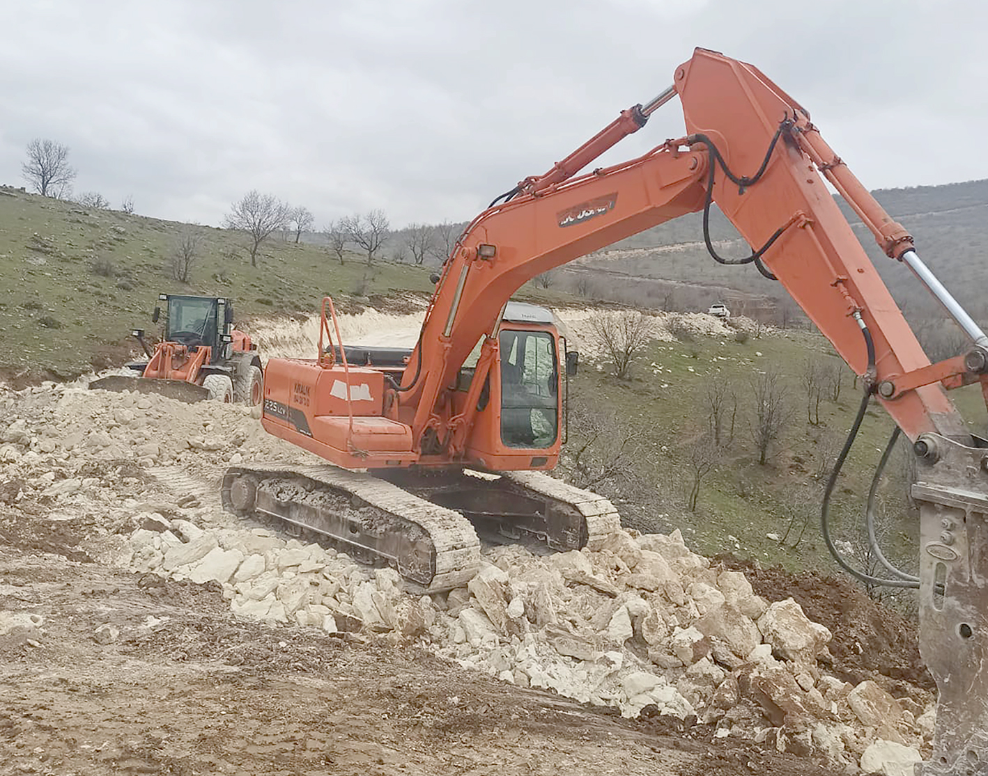 ÇATALSU MEZRASI ARAZİ YOLU YAPIM ÇALIŞMALARI TAMAMLANDI