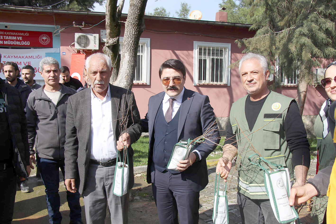 ÇİFTÇİLERE BADEM VE ANTEP FİDANI DAĞITILDI