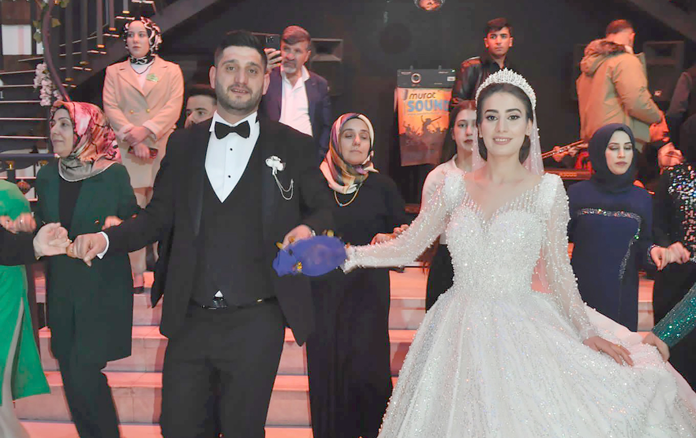 DAVETLİLER SALONA SIĞMADI