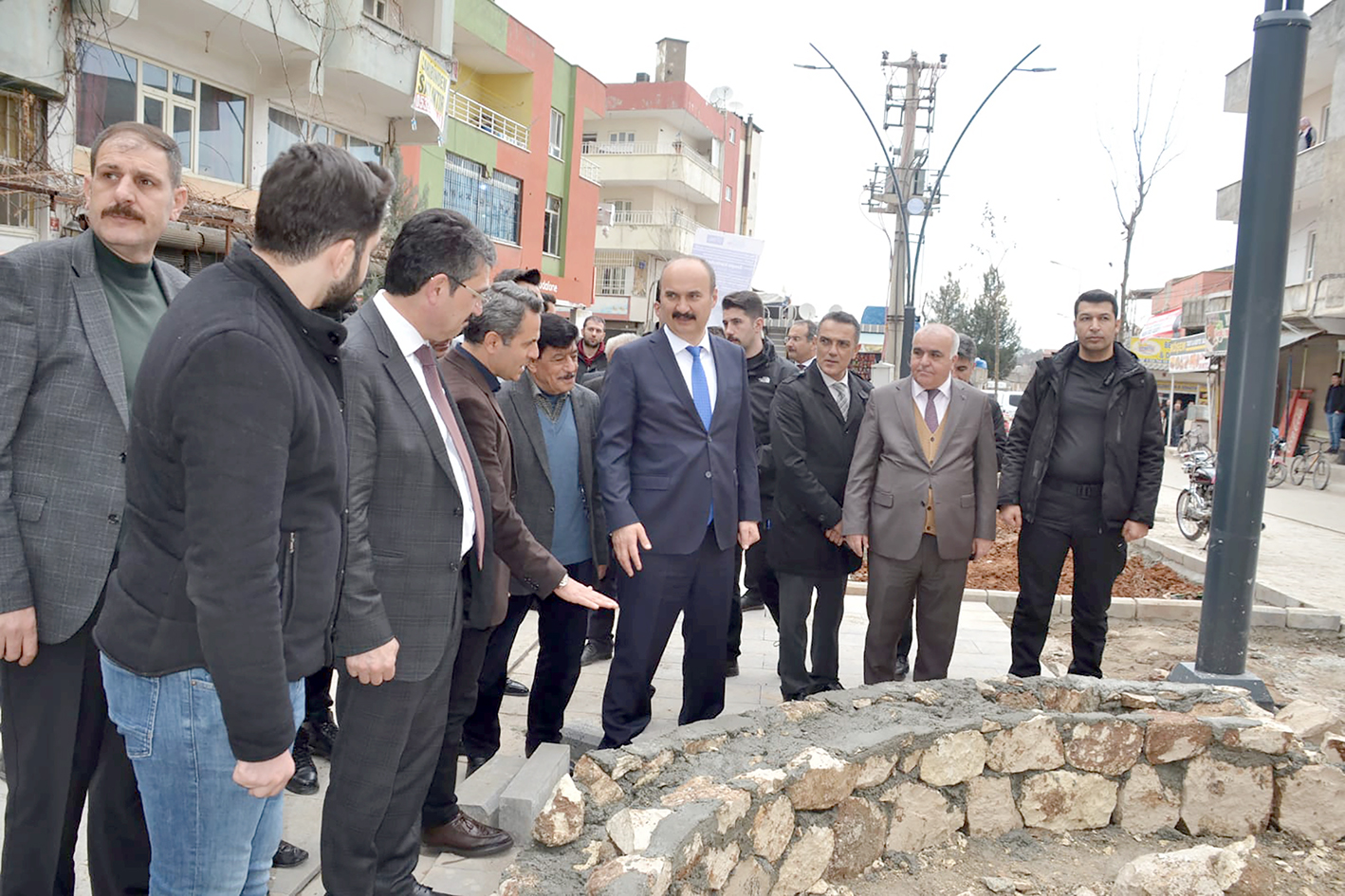 DÜKKÂN VE EVLER TEK TİP BOYANIYOR