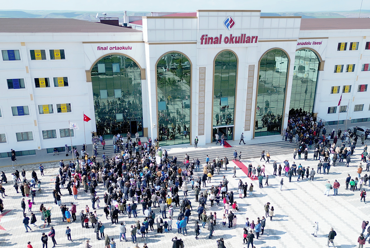 FİNAL’İN BURSLULUK SINAVINA BÜYÜK İLGİ
