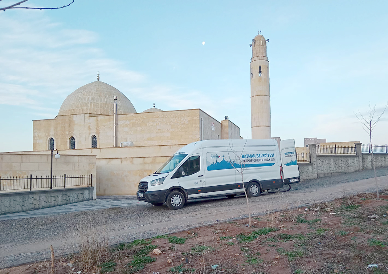 ANTİK KENTİN CAMİ HALILARINA TEMİZ BİR DOKUNUŞ