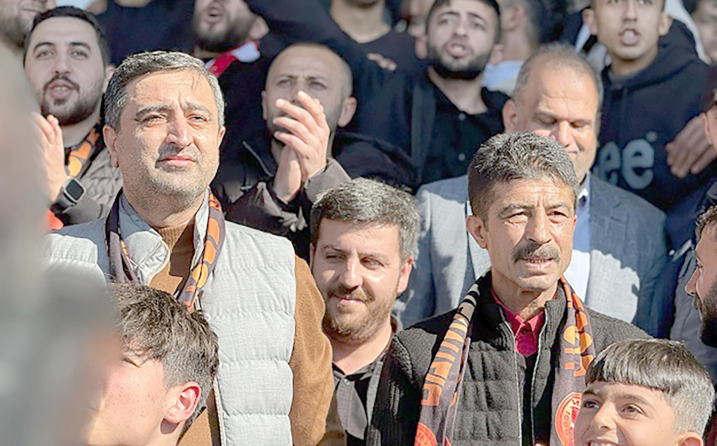 İKİ BAŞKAN ADAYI YAN YANA MAÇI İZLEDİ!