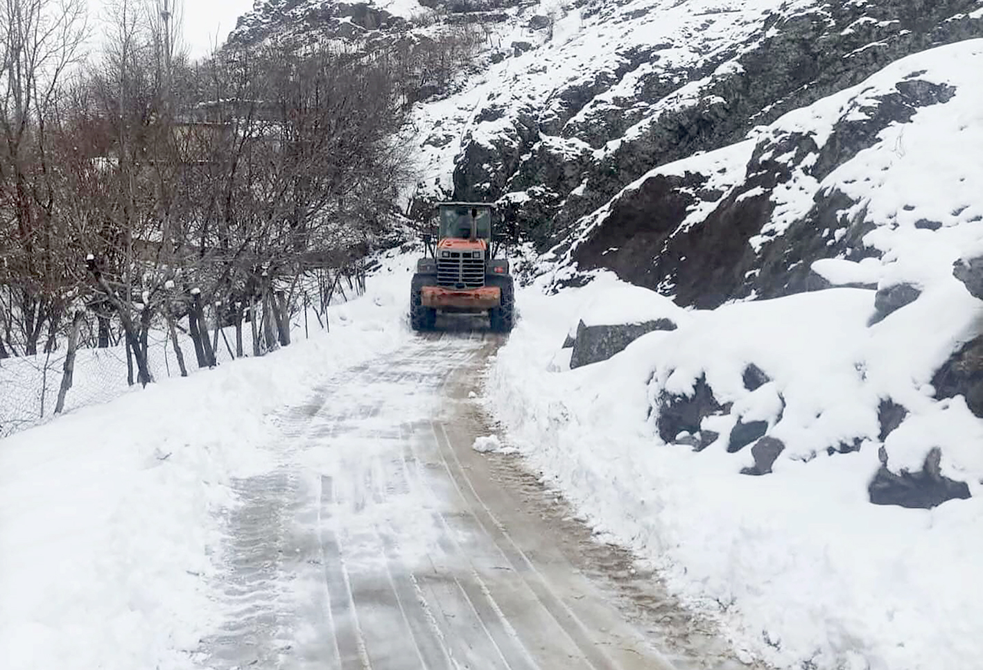 KÖY YOLLARINDA ÇALIŞMALAR SÜRÜYOR