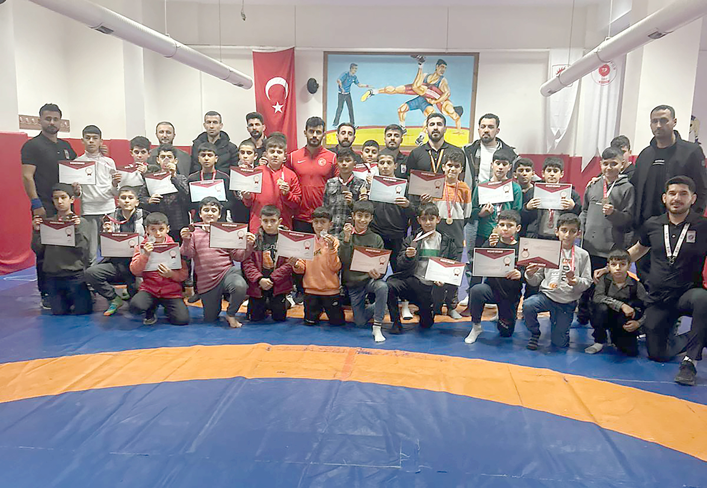 KÜÇÜK GÜREŞÇİLER MİNDERİNİ TERLETTİ