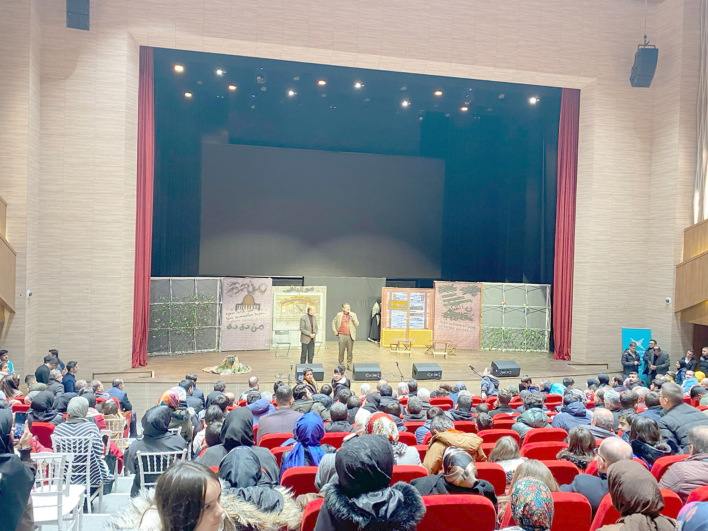 TÜGVA’NIN TİYATRO OYUNUNA BÜYÜK İLGİ