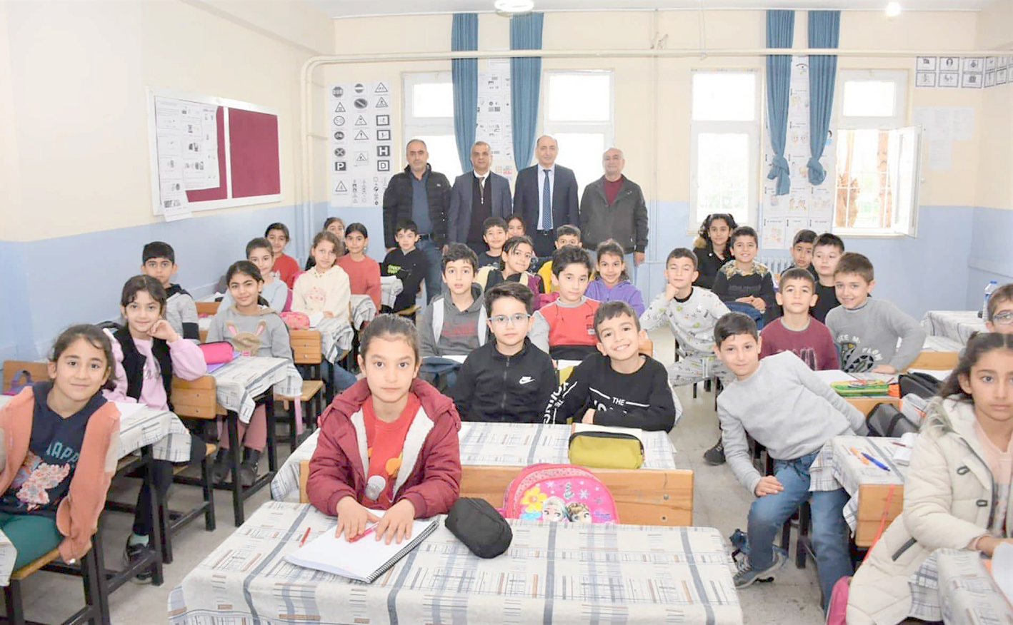 KURTARAN, OKUL ZİYARETİNDE SERGİ AÇILIŞI YAPTI