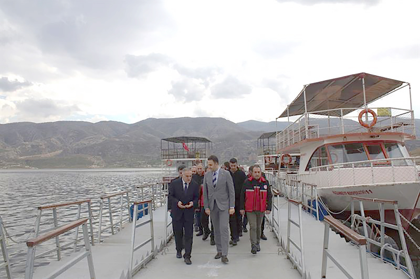 TEKNE TÖRENLE SUYA İNDİRİLDİ