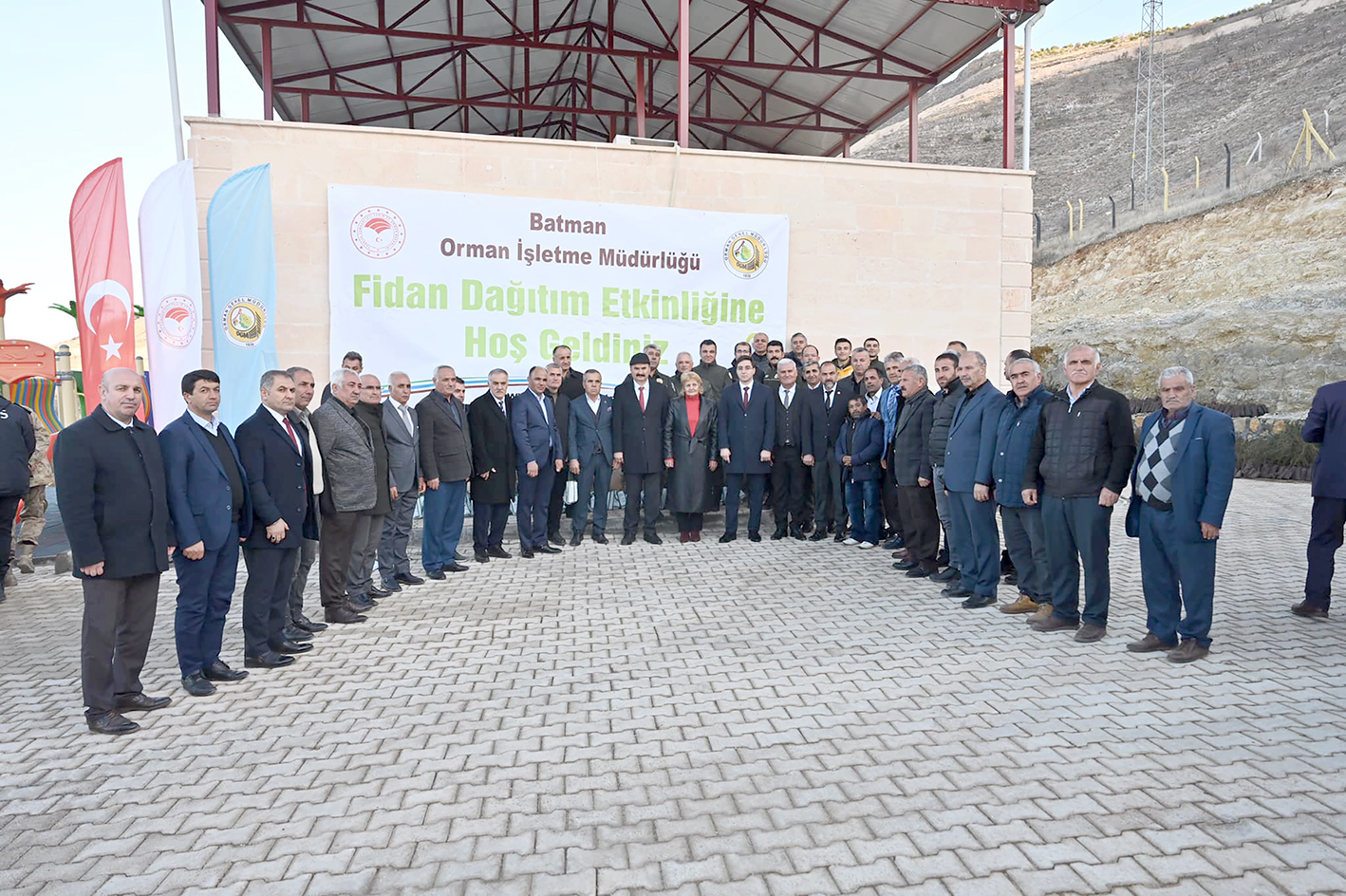 VALİ CANALP, GERCÜŞ’TE ÇİFTÇİLERE FİDAN DAĞITIMI TÖRENİNE KATILDI