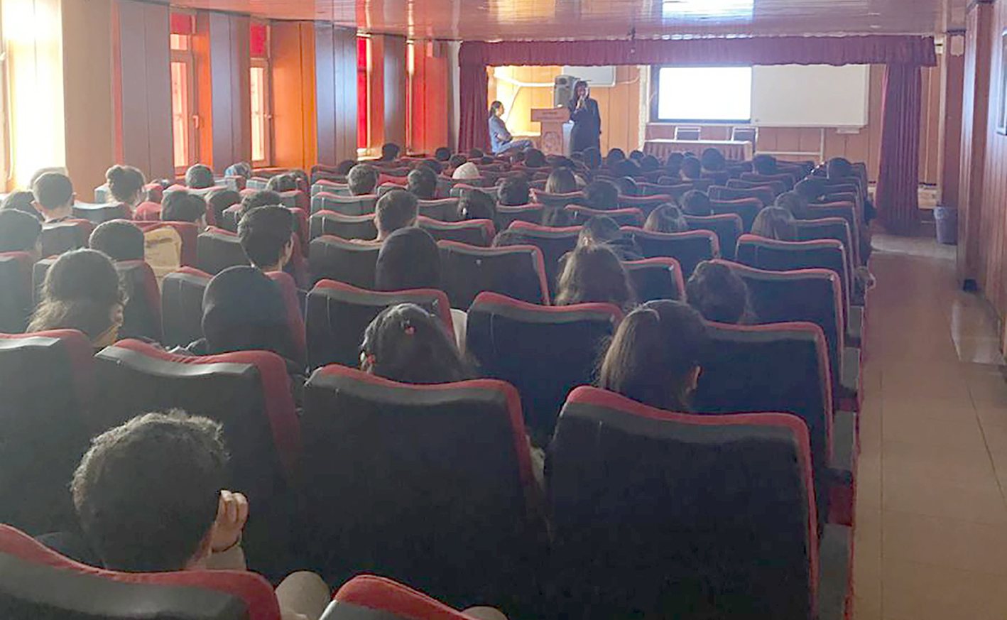 5 AKADEMİSYEN ÖĞRENCİLERLE BULUŞTU