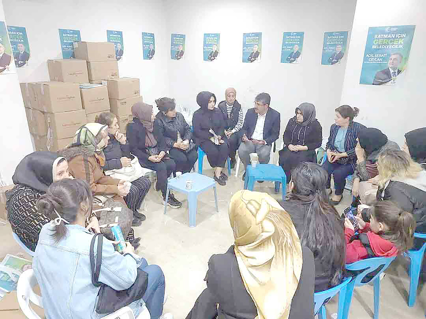 AK PARTİ SEÇİM LOKALİNE YOĞUN İLGİ