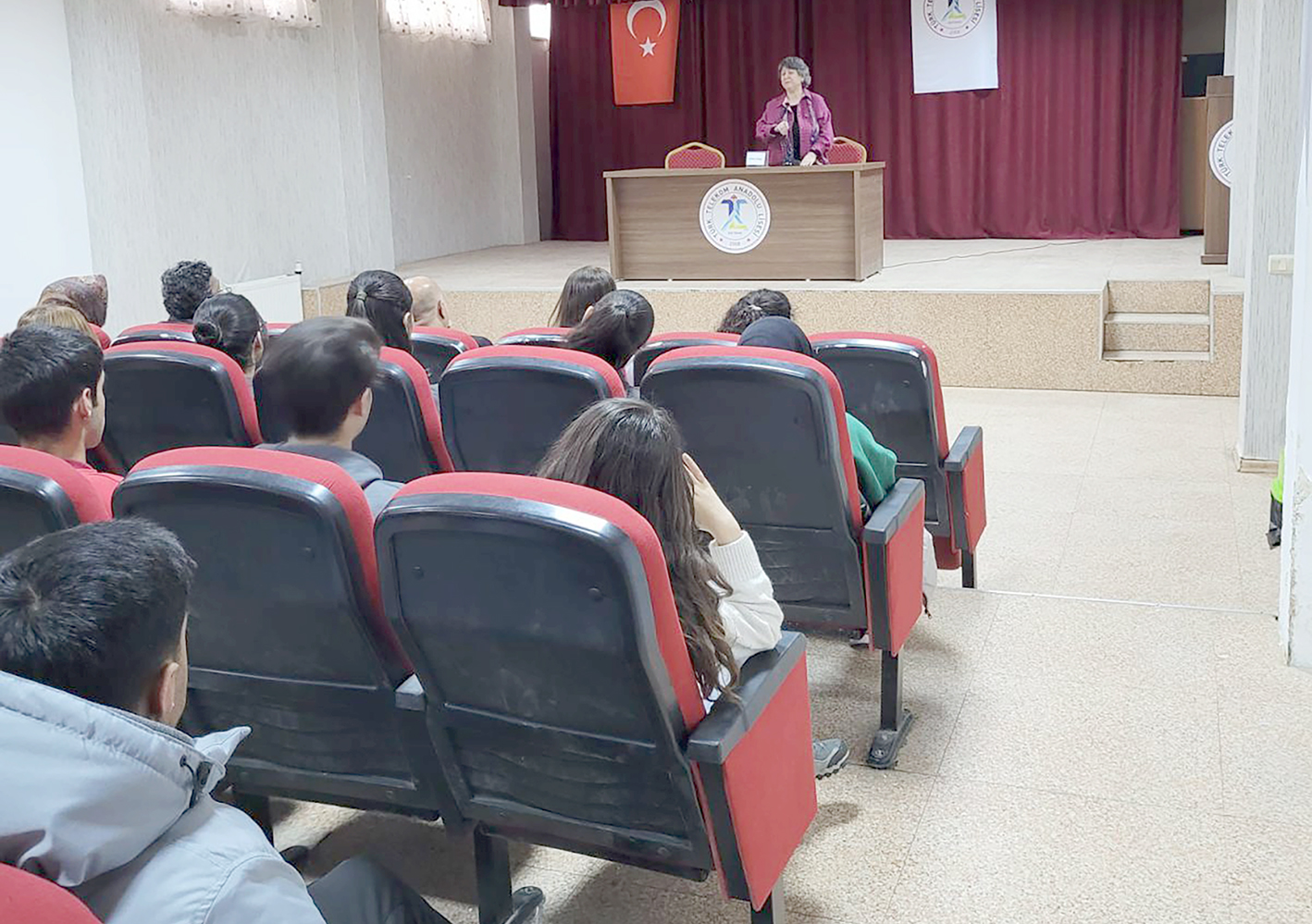 4 AKADEMİSYEN ÖĞRENCİLERLE BULUŞTU