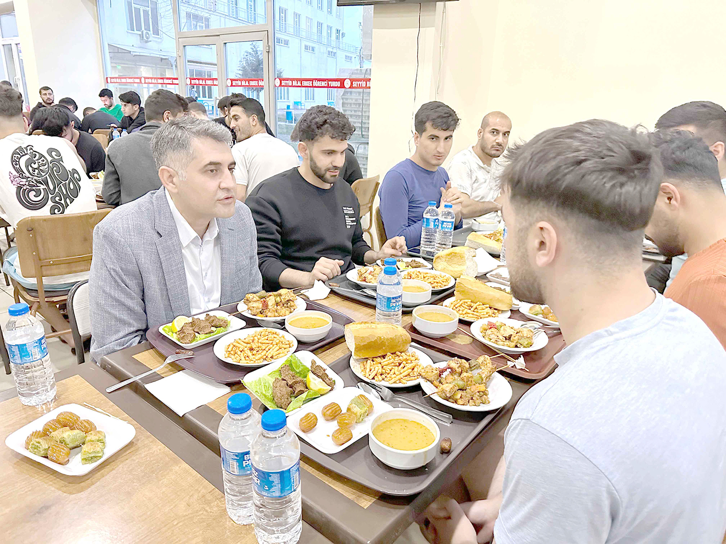 CEYLAN, YURTTA KALAN ÖĞRENCİLERLE İFTARINI AÇTI