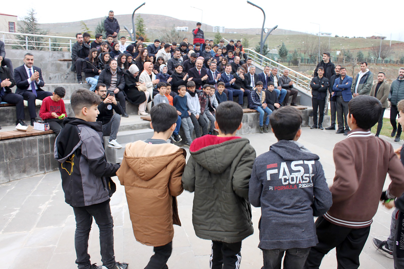 NASIROĞLU “TAŞ ATAN DEĞİL, HALAY ÇEKEN ÇOCUKLAR İSTİYORUZ”