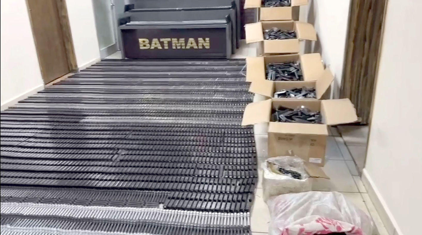 EVE KAÇAK SİLAH BASKINI