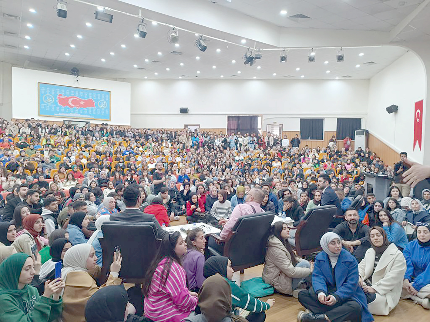 GENÇLİK MOTİVASYON SEMİNERİNDE SALONA SIĞMADI