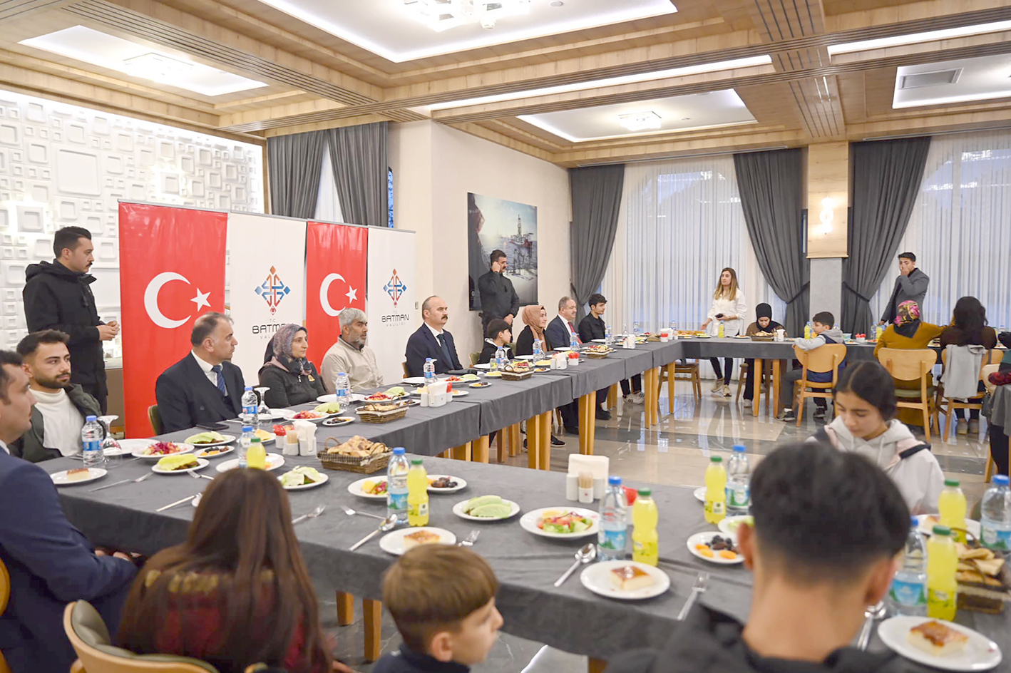 HİZMET MODELLERİNDEN YARARLANAN AİLELER İFTARDA AĞIRLANDI