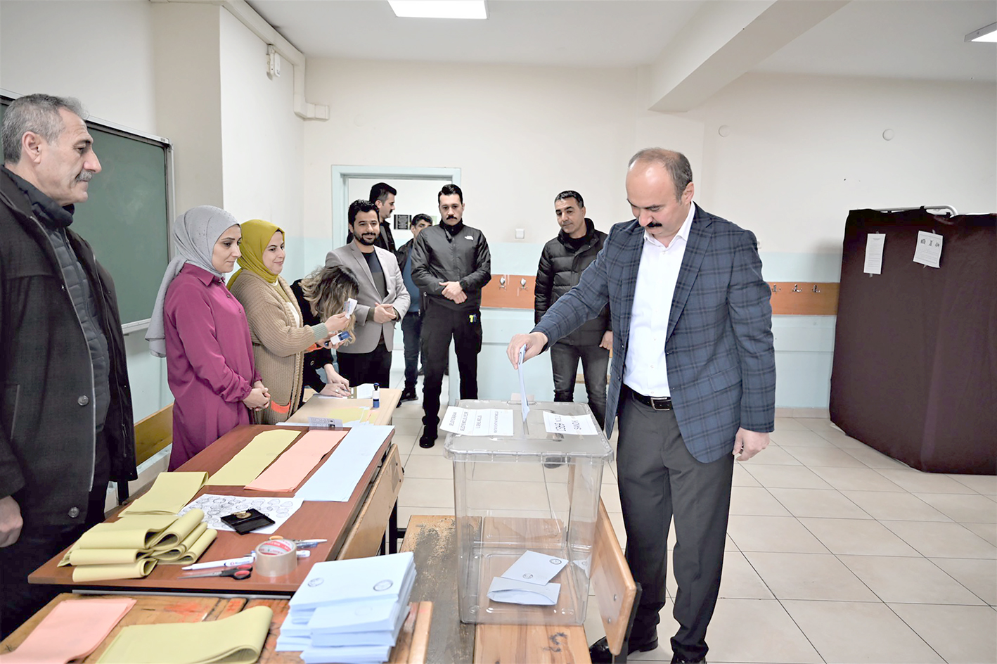 VALİ CANALP, OYUNU KULLANDI