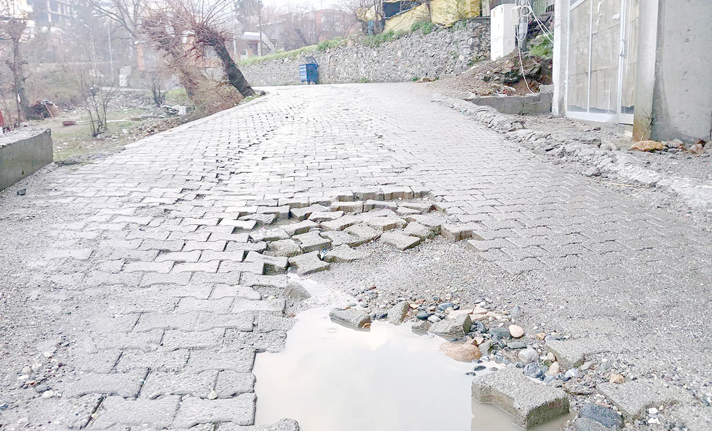 YAĞIŞLAR PARKE YOLA ZARAR VERDİ