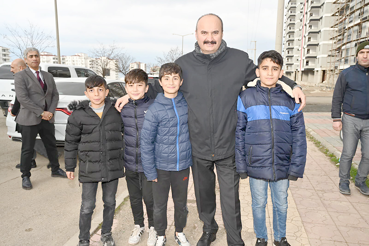 VALİ CANALP “ÇOCUKLARIMIZIN ÖZGÜVENLERİNİ PEKİŞTİRECEĞİZ”