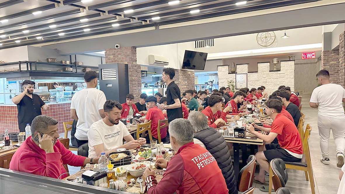 BARDAKÇI, GENÇ FUTBOLCULARI AĞIRLADI