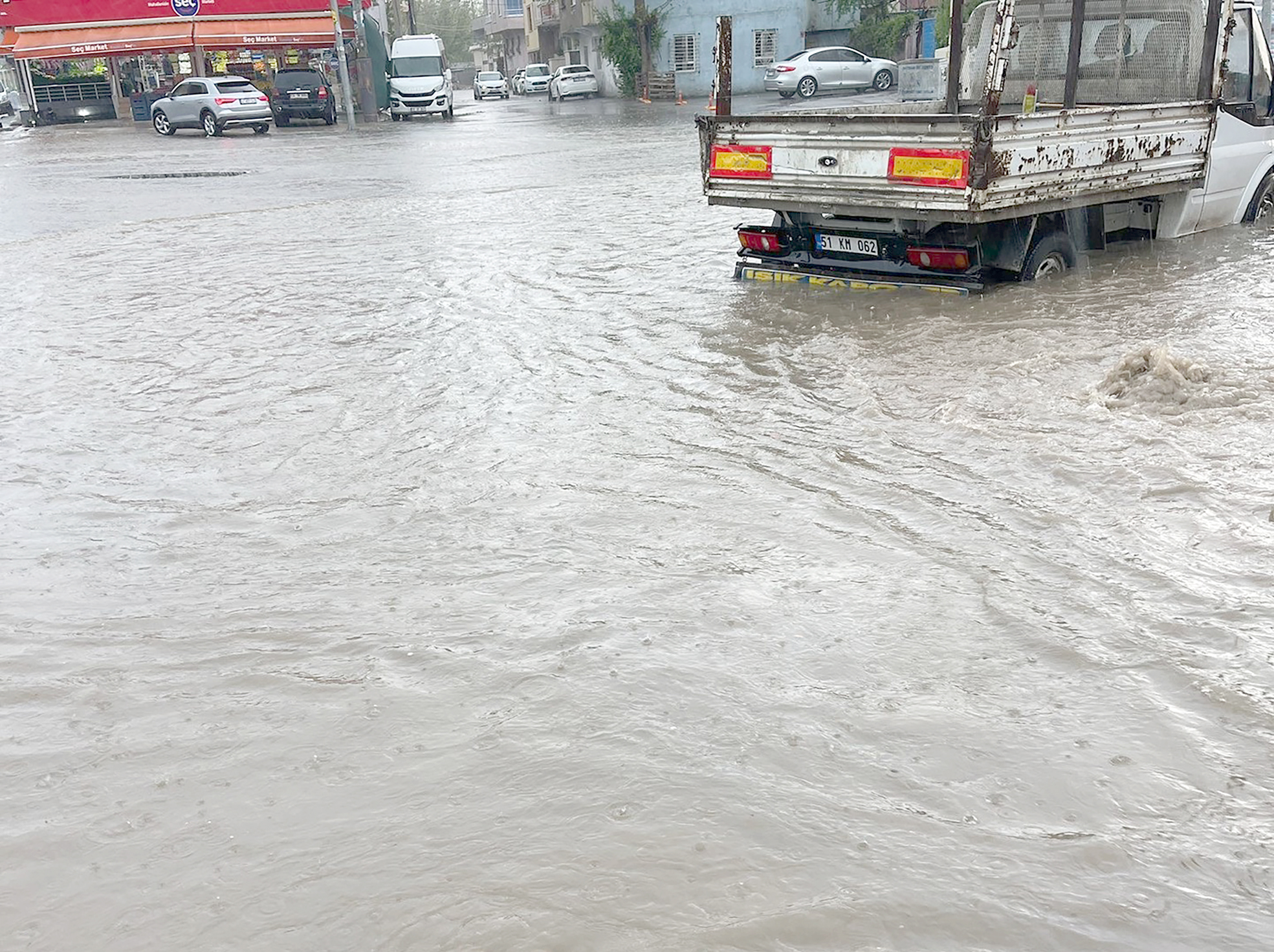 BELEDİYE BİRİMLERİ YAĞMUR MESAİSİNDE