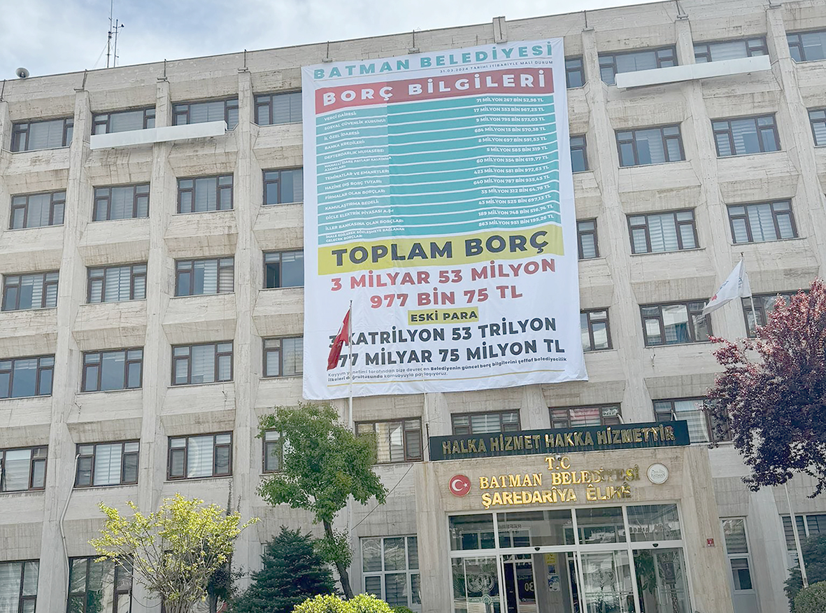 BORÇLAR DEV AFİŞLE ASILDI