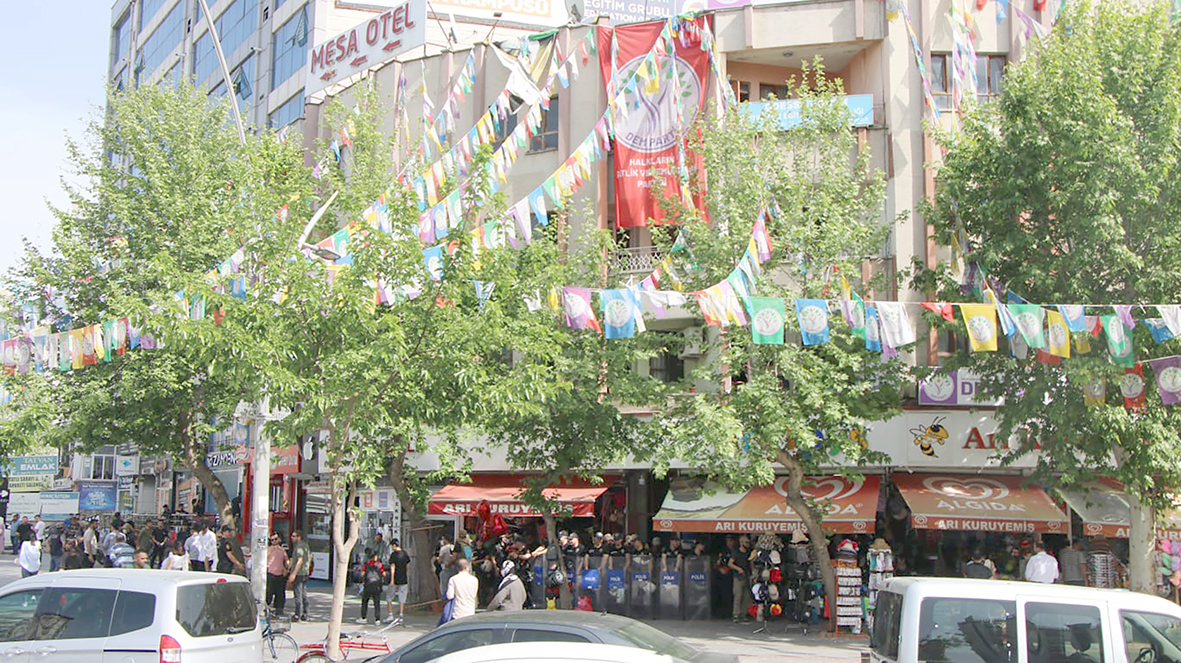 DEM PARTİ İL BİNASINA POLİS BASKINI