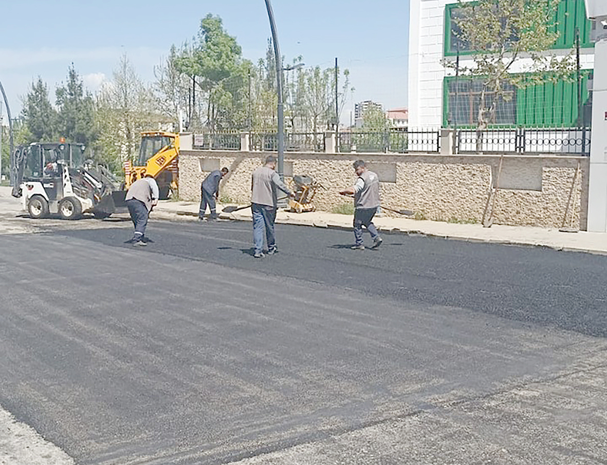 BELEDİYE, YOLLARI ONARIYOR